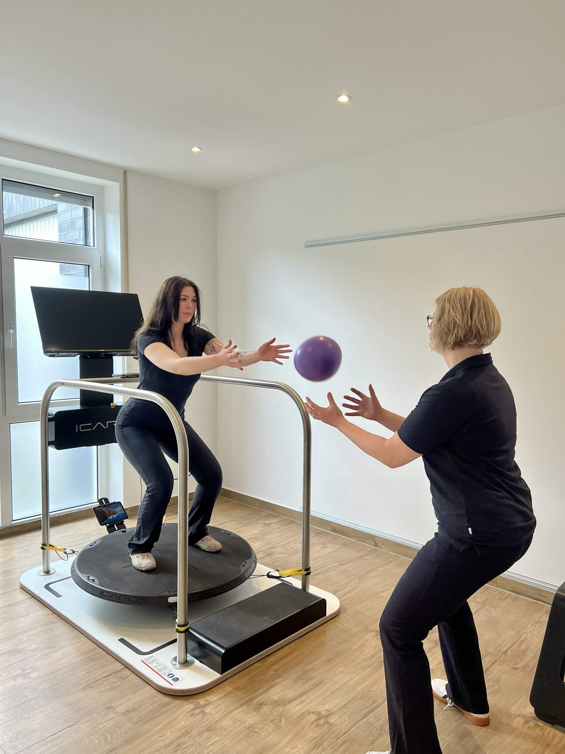 Balancetraining am ICAROS Guardian mit Handlauf und Ballübung in der Gesundheitszentrale Amelsbüren